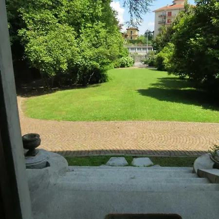 Emy Apts アパート