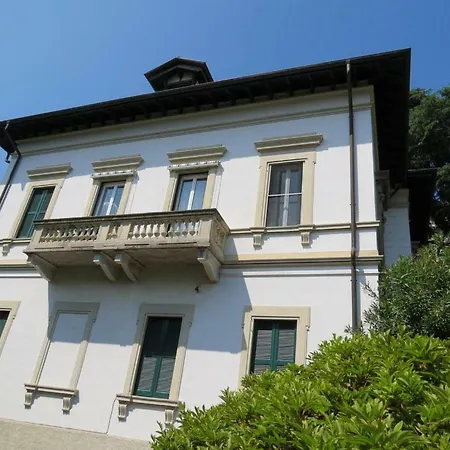 Emy Apts アパート *